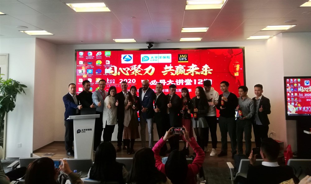 深圳市茗佳國際貨運代理有限公司總經(jīng)理鄧磊送出的紅酒6瓶，由茗佳國際貨運代理有限公司經(jīng)理蔡曉裕（左2）、太平洋產(chǎn)險深圳分公司羅湖支公司副總經(jīng)理劉峰（左3）、深圳市新捷裕物流總經(jīng)理譚飛華（左4）、全球物流公司-JAG UFS GROUP 的CEO GARY P. WILCOX 先生（左5）、全球物流公司-JAG UFS GROUP 的銷(xiāo)售總監 PARDIP DEOL 先生（左7）、永聯(lián)通-通用運費網(wǎng)創(chuàng  )始人黃炳軒（右7）、深圳市虎航國際貨運代理總經(jīng)理兼甲必丹俱樂(lè )部執行會(huì )長(cháng)張桅（中）、進(jìn)行頒獎