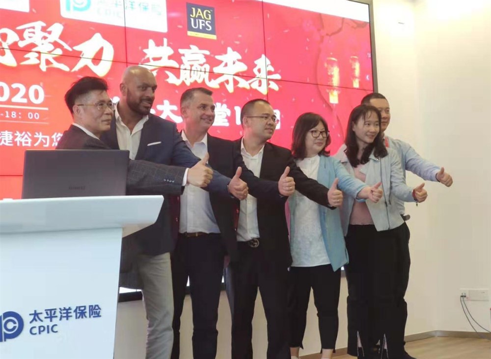 主講嘉賓合影：左起：深圳市永聯(lián)通實(shí)業(yè)總經(jīng)理兼通用運費網(wǎng)創(chuàng  )始人黃炳軒、全球物流公司-JAG UFS GROUP 的CEO GARY P. WILCOX 先生、全球物流公司-JAG UFS GROUP 的CEO GARY P. WILCOX 先生、虎航國際貨運代理總經(jīng)理兼甲必丹俱樂(lè )部執行會(huì )長(cháng)張桅、深圳市新捷裕物流有限公司總經(jīng)理譚飛華、廈門(mén)聯(lián)合物流有限公司經(jīng)理謝春媚、太平洋產(chǎn)險深圳分公司羅湖支公司副總經(jīng)理劉峰合影。 