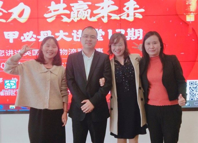深圳市虎航國際貨運代理總經(jīng)理兼甲必丹俱樂(lè )部執行會(huì )長(cháng)張桅與美女們。 