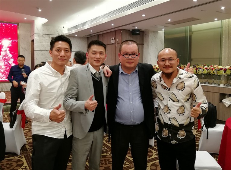 美宏國際董事長(cháng)張作宏（左2）總經(jīng)理張作培（右1）與風(fēng)云人物兼任46家協(xié)會(huì )會(huì )長(cháng)的黃鵬（右2）富達會(huì )圣誕晚會(huì )上！
