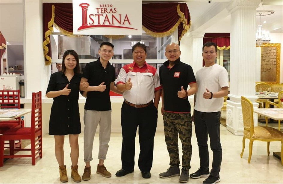 美宏國際張作宏、張作年、張作培、莫斯敏與印尼客戶(hù)HARRY合影留念！